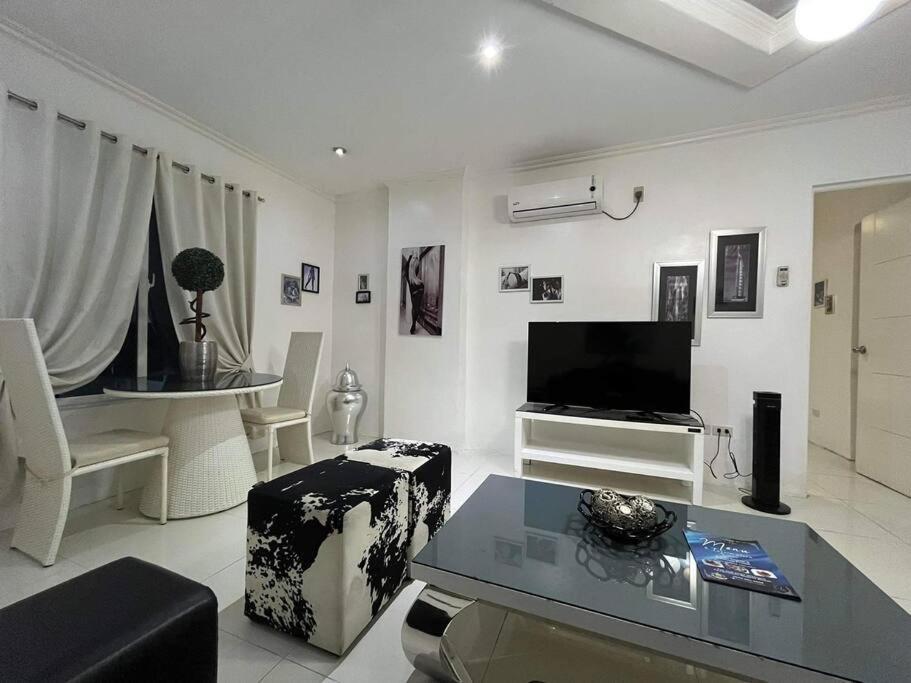 Kandi Big 1 Bedroom King Bed, Free Housekeeping, Wi-Fi 앙헬레스 외부 사진